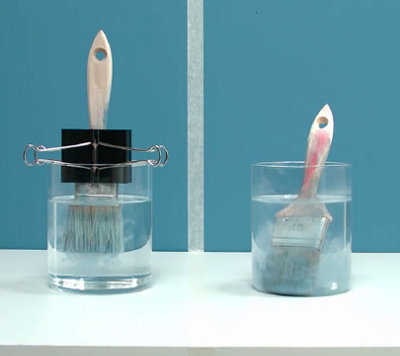 2 bocal d'eau avec pinceaux dedans