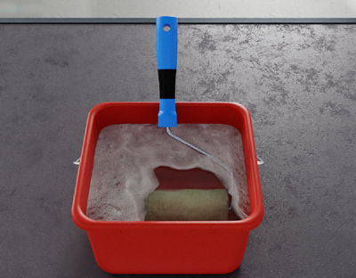 Rouleau trempé dans un bac rouge d'eau