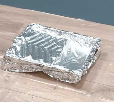 Application peinture bleu sur rouleau dans bac peinture avec alu