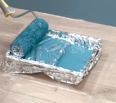 Personne enlevant le papier aluminium du bac