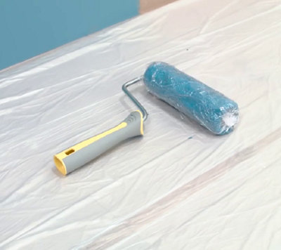 Application papier film autour du rouleau de peinture