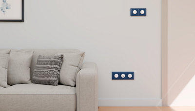3 prises bas du mur et 2 interrupteurs mi-hauteur côté d'un canapé