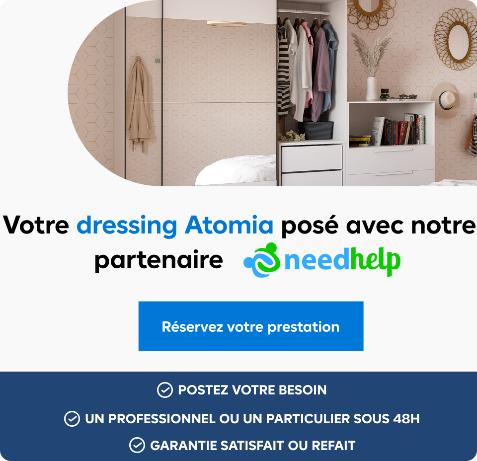 Artisan posant un miroir d'un dressing
