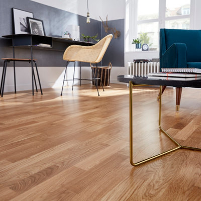 La pose droite se caractérise par la pose des lames de parquet en bois parallèlement les unes contre les autres. ​