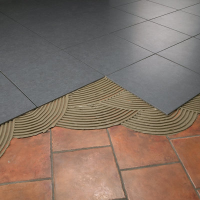 Il est tout à fait possible de coller du carrelage sur des carreaux déjà existants. ​