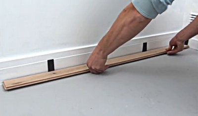 Posez la première lame dans un angle, rainure contre le mur. ​