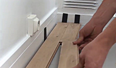 Composez ensuite une seconde rangée de parquet en reprenant les gestes précédents.​