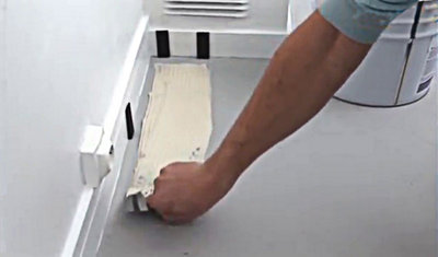 Étalez la colle à la spatule crantée sur la première surface de pose. ​