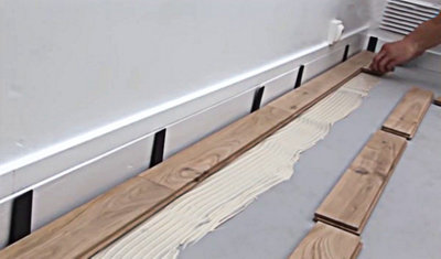 Posez ensuite la seconde rangée de parquet.​