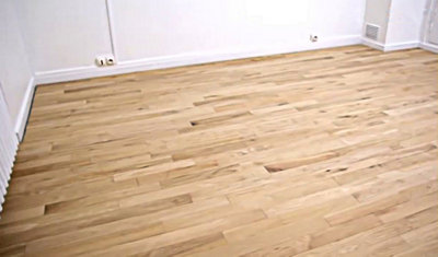 Attendez que la colle soit sèche pour retirer les cales permettant de laisser un joint de dilation entre le parquet et les murs.​