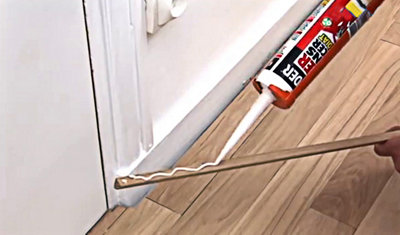 Pour la finition, placez les baguettes quart-de-rond en guise de plinthes.​