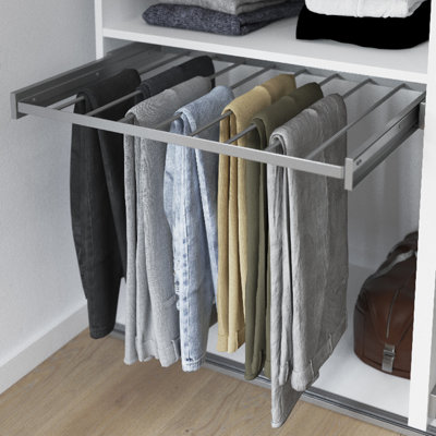 Vous pouvez installer dans votre dressing un porte-pantalons coulissant. ​