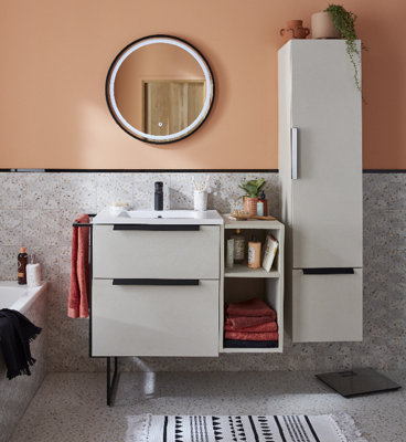 Miroir rond connecté et petite salle de bains