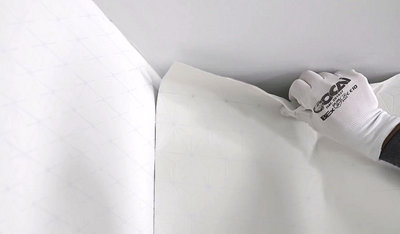 Posez ensuite le dernier lé du mur. ​