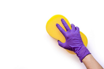 Si votre mur est propre en plâtre ou recouvert d’une couche d’enduit, il suffit de le lessiver à l’aide d’une éponge. ​