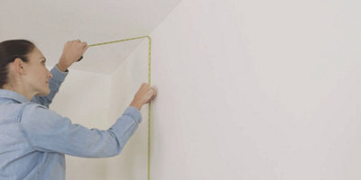 Attention, si vous avez des moulures au plafond et/ou des plinthes au bas du mur, ne prenez pas ces éléments en compte dans la prise de dimension.​