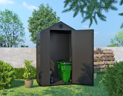 Petit abri de jardin noir ouvert avec poubelles à l'intérieur
