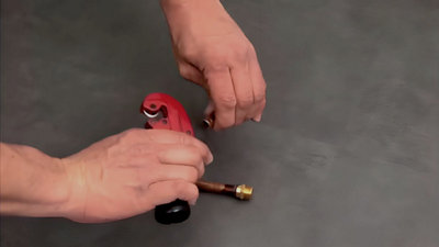Lorsque les tubes en cuivre sont coupés, ébavurez l’intérieur des tuyaux à l’aide de la lame du coupe-tube afin d’éliminer tous les copeaux de cuivre
