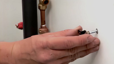 Chevillez avec des chevilles adaptées aux matériaux qui composent votre mur