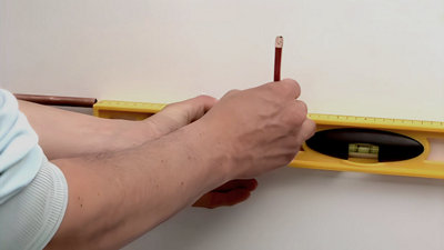 Repérez sur le mur de la salle de bain l’emplacement souhaité pour le robinet en vous aidant du niveau à bulle