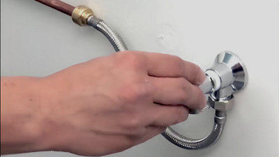 Enroulez du ruban d’étanchéité autour du filetage du robinet afin de limiter les risques de fuite d’eau, et vissez le robinet