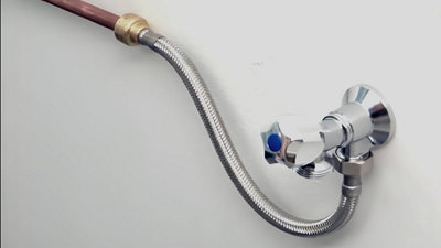 Votre plomberie a été installée dans votre salle de bain sans avoir besoin de souder, et votre nouveau robinet est maintenant installé.