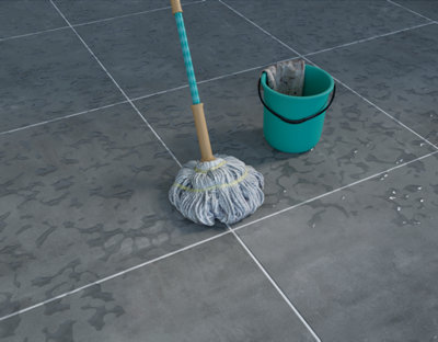 Balai et seau nettoyage sol carrelage plein d'eau
