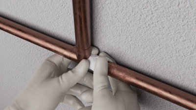 Pose mastic antifuite sur tuyau en cuivre