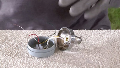 Feu clignotant ouvert laissant apparaitre les fils électriques.