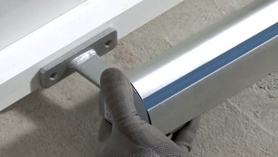 Assemblage de la patte de fixation d'un vantail sur la traverse.