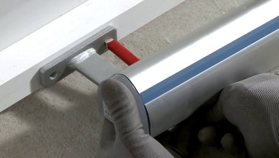 Traçage des trous à l'aide d'un crayon.
