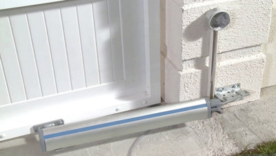 Image d'un vérin installé sur le portail.