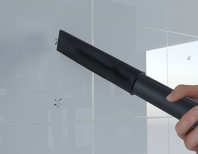 nettoyez le trou avec un aspirateur
