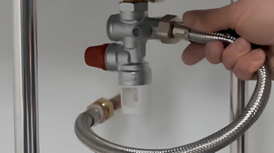 Entourez le filetage du flexible de 2 tours