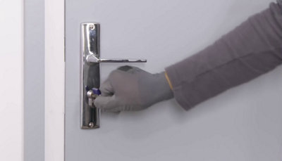 personne tournant la clé