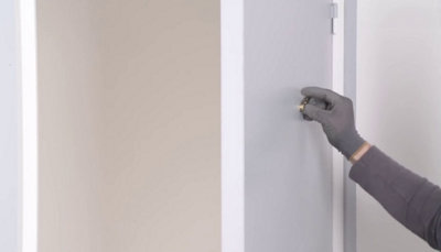 Personne qui insère le cache-œilleton