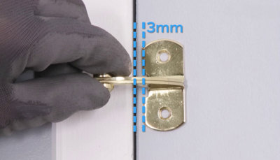 Mesure de 3mm entre crochet et chant de porte