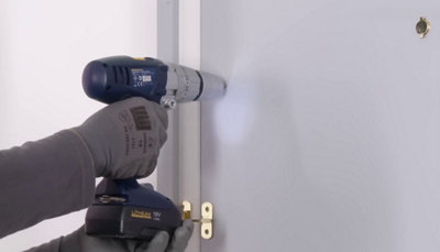 Préperçage des repères sur la porte