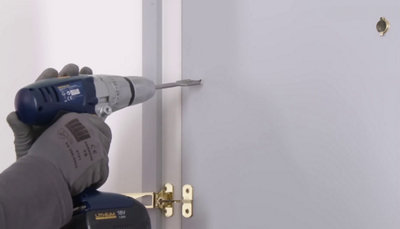 Perçage de la porte à l'intérieur