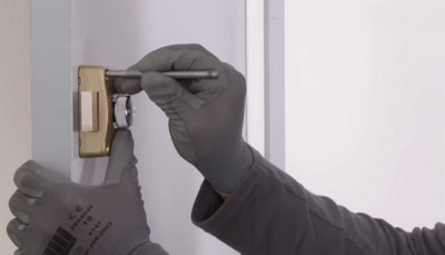 Insertion verrou de surreté et marquage points de fixation