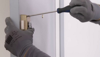 Vissage du verrou sur la porte