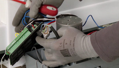 Connection des fils électriques à la carte électronique