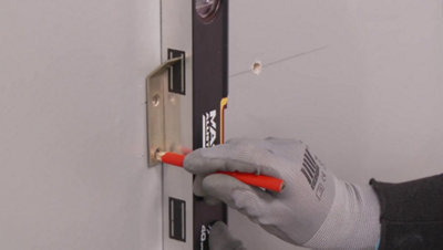 Traçage repère avec niveau au mur