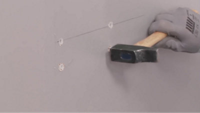 Chevillage avec marteau du mur