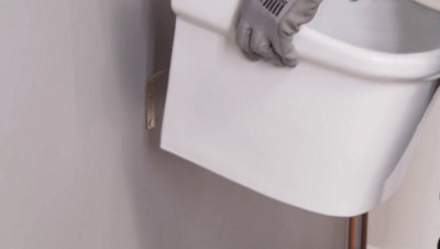 Pose du lavabo au mur
