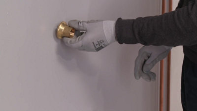 Pose du robinet au mur