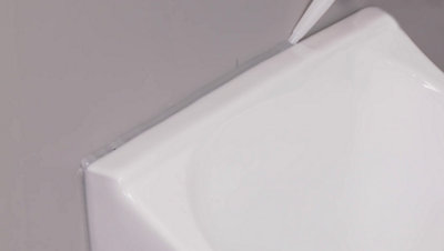 Réalisation du joint du lavabo au mur