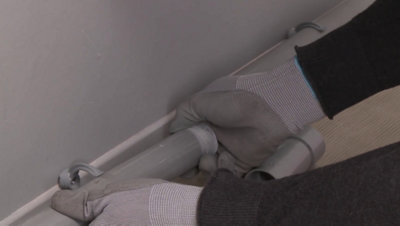 Déclipsage du tuyau du mur