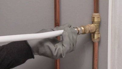 Connection entre tube multicouche et raccord en Té