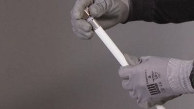 Insertion tube multicouche dans raccord à sertir